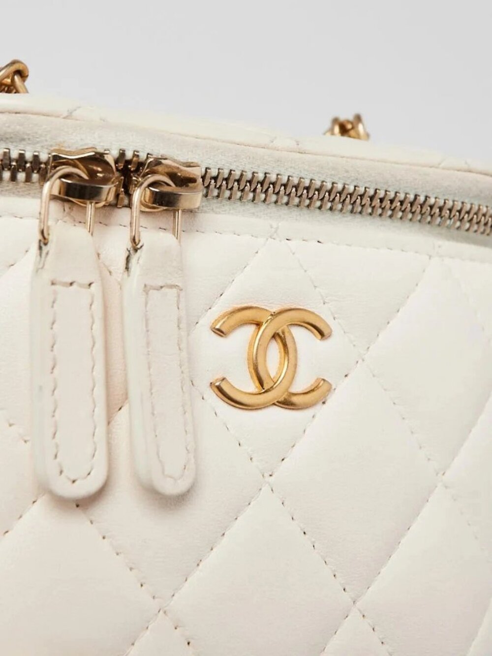 Chanel White Quilted Lambskin Mini Vanity Case With CC Chain Bag - Picture 6 of 12